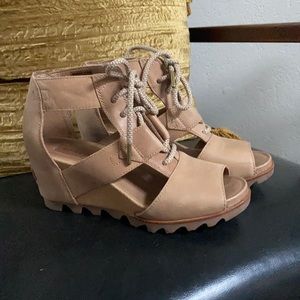 Sorel size 8 leather wedge